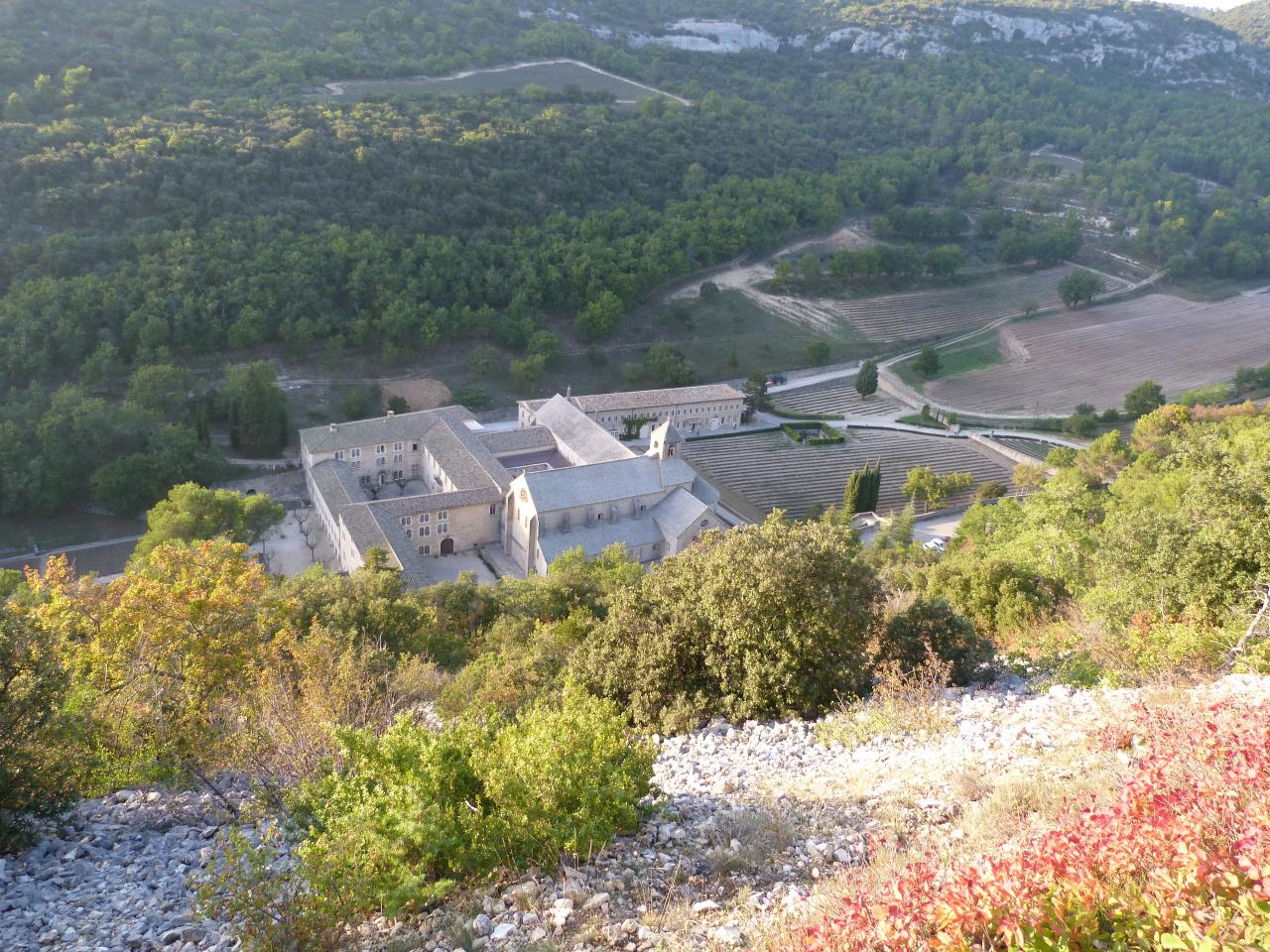 Vue depuis la route qui surplombe l'abbaye