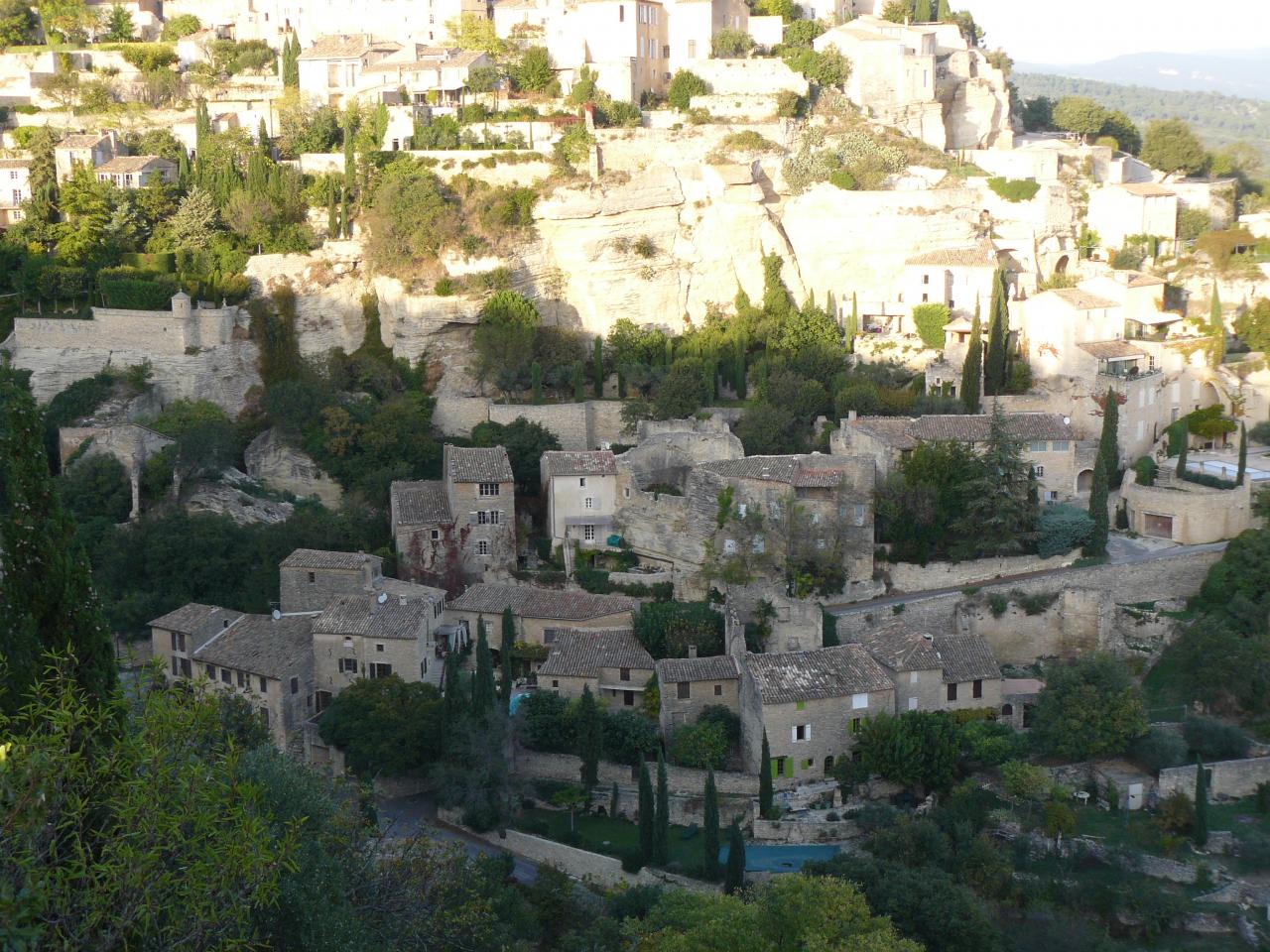 Village de Gordes dans l'ombre du soir